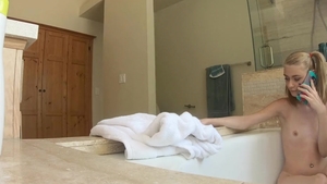 Spy Fam: Stepsister Hannah Hays hidden seduce in bath