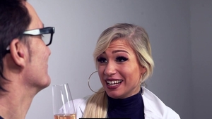 Hitzefrei.com - Doctor Mia Blow takes a large dildo